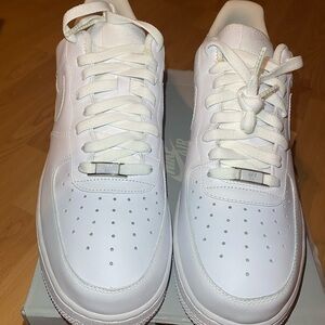 BRAND NEW! Nike Air Force One s Men's Classic White Sneakers w/ Protector kit